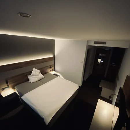 Airea Hotel *